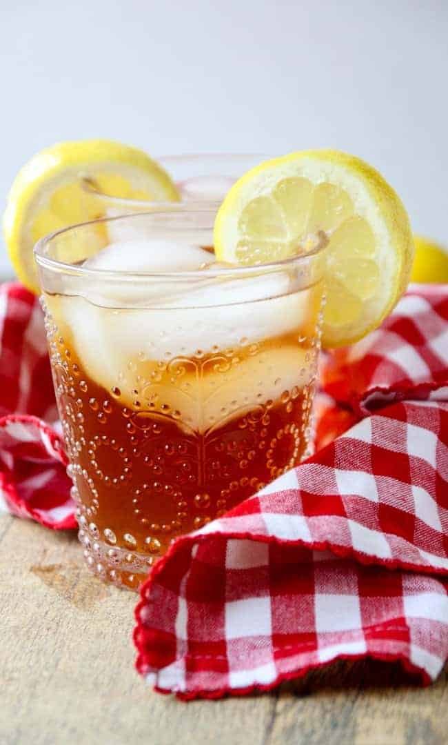 One glass of spiked iced tea with lemon slice