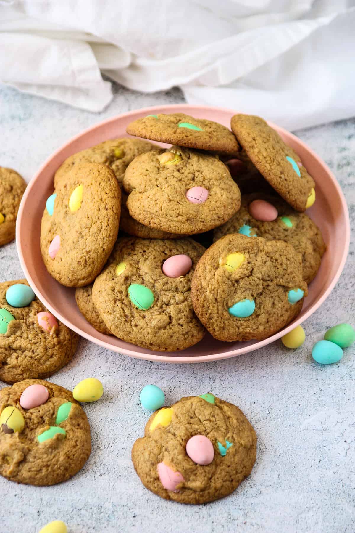 Mini egg cookies in a pink bowl.